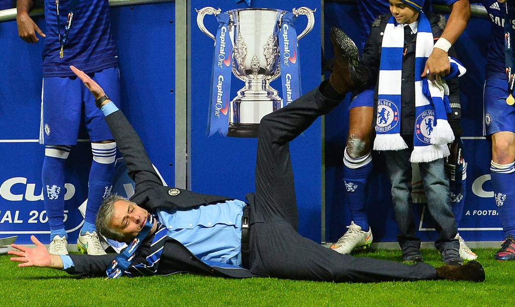1 marzo - Il trainer del Chelsea Jos Mourinho festeggia cos la conquista della Coppa di Lega inglese vinta contro il Tottenham. Altri tempi (Afp)
